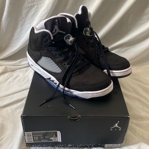 Air Jordan 5 retro. Black/white/cool grey. Men’s size 12. Excellent condition.